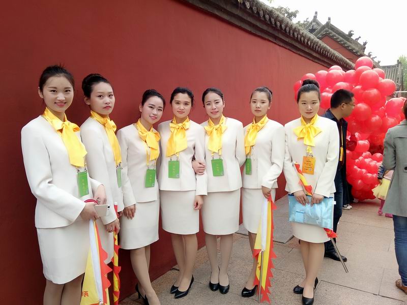 我校参加拜祖大典的志愿者合影