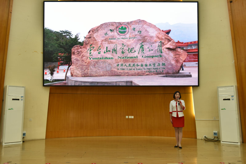 一等奖获得者应莉霞在导游讲解比赛中