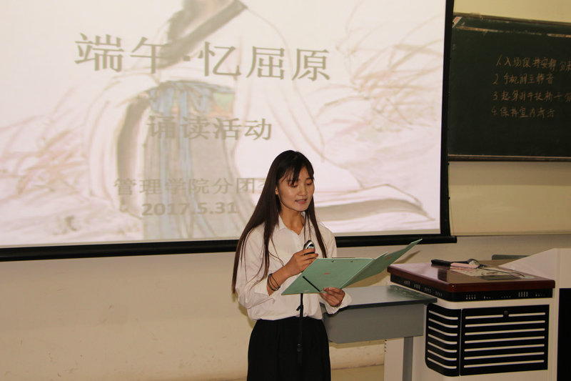 选手在诵读比赛中