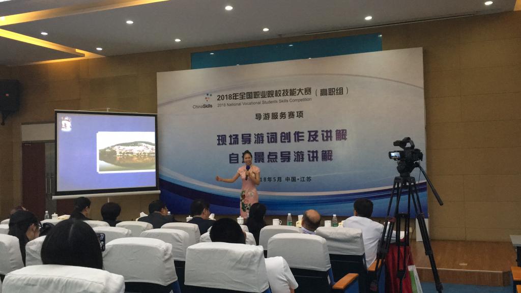 我校参赛选手陈丹萍在导游讲解比赛中