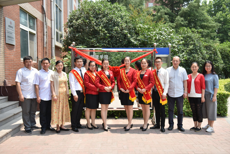 学院领导和老师与十佳大学生合影