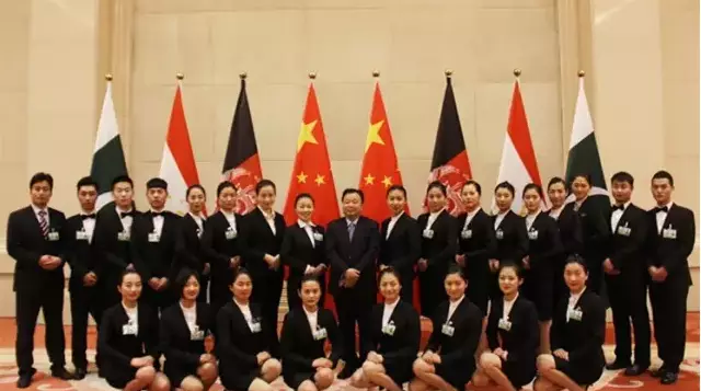 黄河迎宾馆参与上合峰会服务的员工,第一排左四为张艳秋,右三为朱芳书,第二排左三为苏超