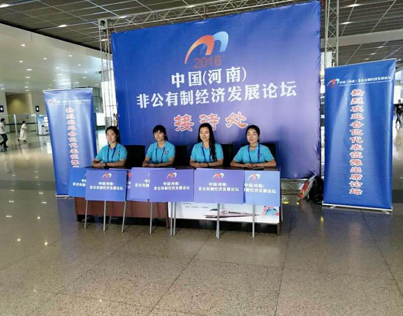 参加接待服务的志愿者在工作中