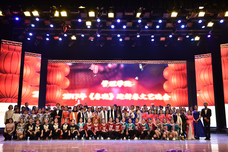 学院领导和老师与演职人员合影