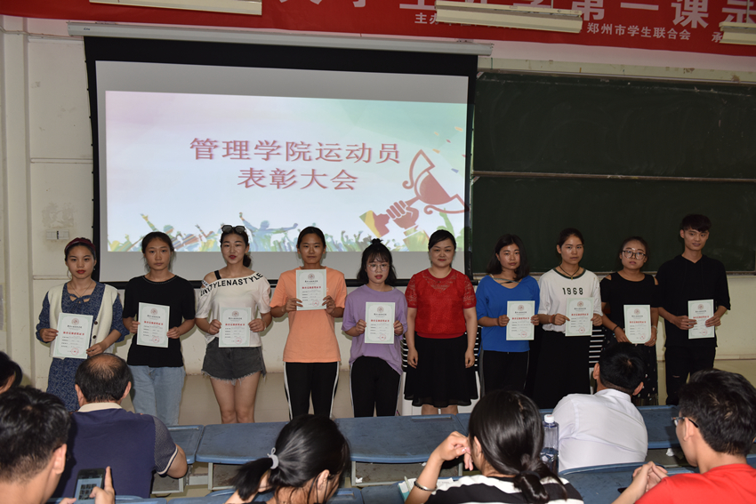 丁明华老师为获奖运动员颁奖
