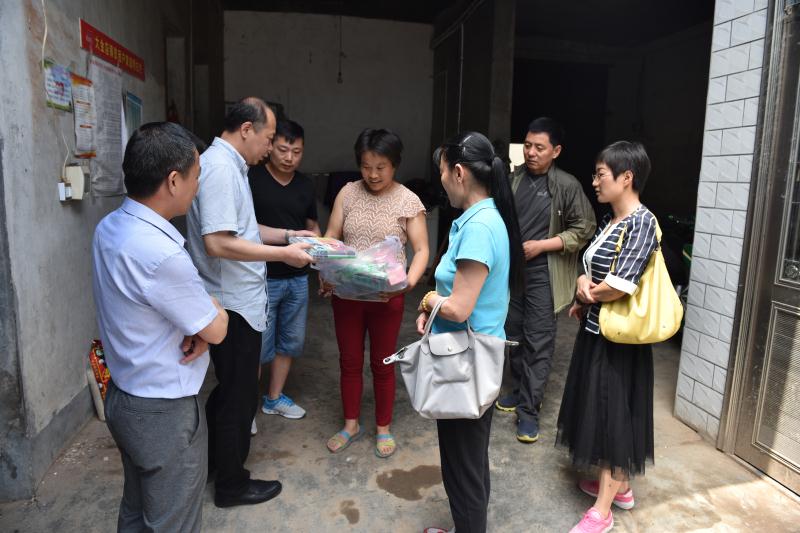 为帮扶对象送上生活和学习用品