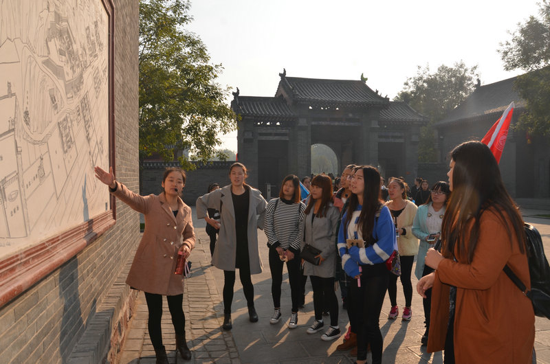 实习学生认真听景区讲解员讲解