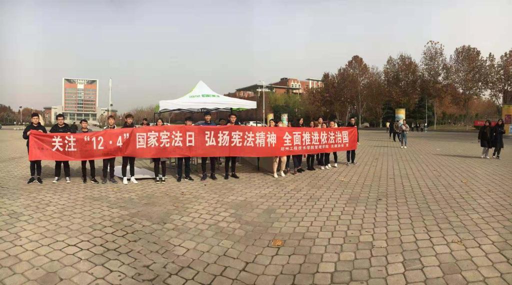 参与活动的志愿者合影