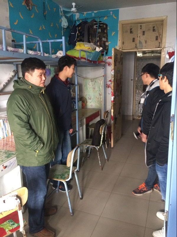 学工办主任郭松涛检查男生宿舍