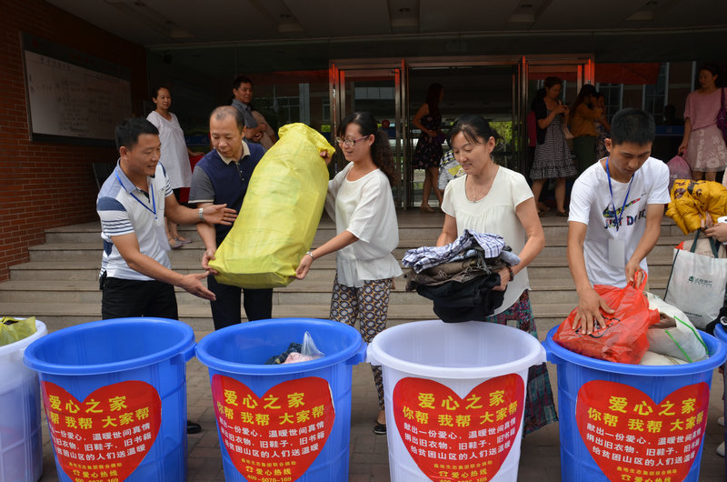 学院领导及师生积极参加捐赠活动