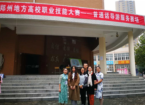 参赛选手与指导老师合影