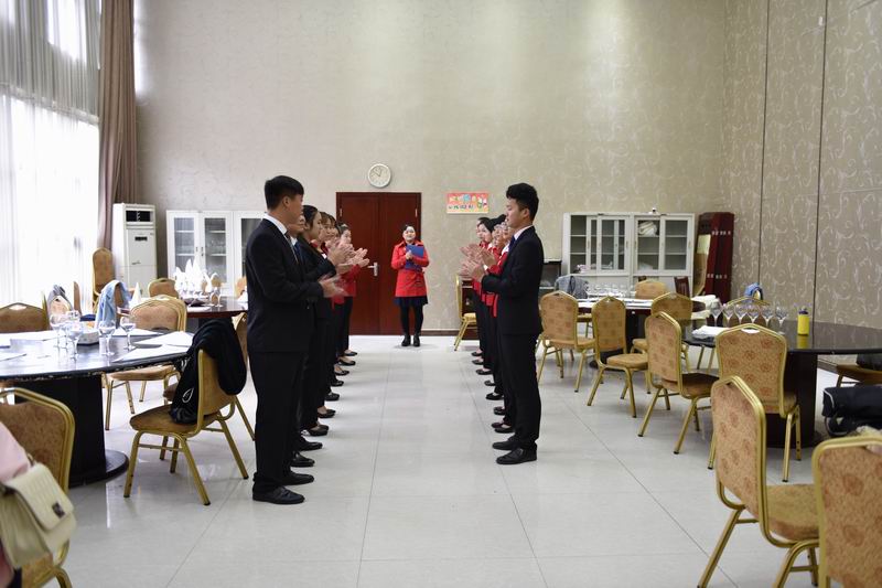 beat365官网丁明华老师《餐饮服务技能》课比赛中