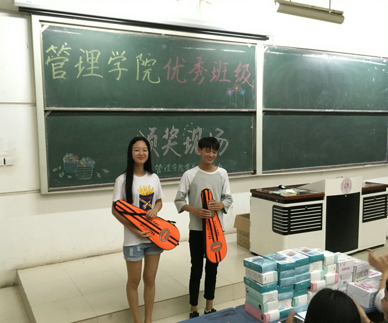 优秀班集体代表领奖
