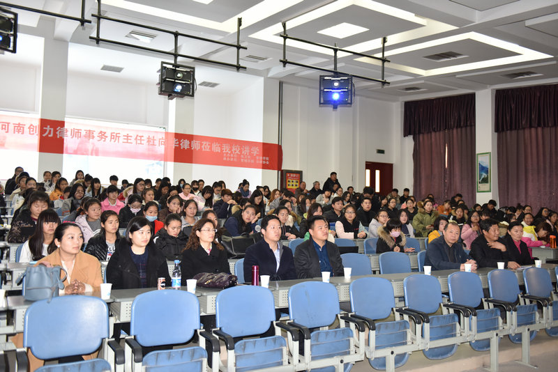 师生认真聆听讲座