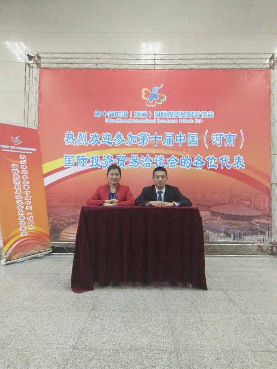 我校参加洽谈会的志愿者在工作中