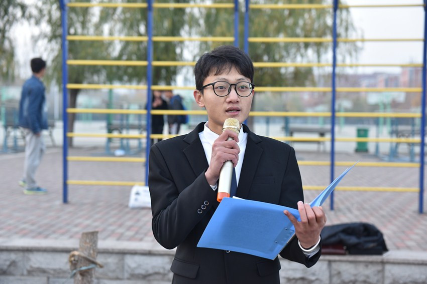 魏信周同学做国旗下演讲