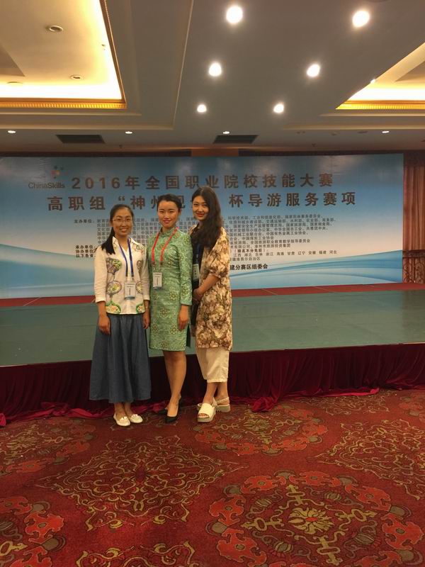 获奖选手和指导老师合影