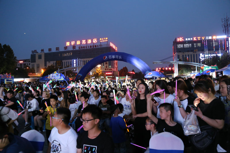 比赛现场与观众互动
