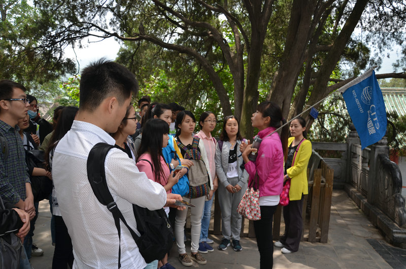 参加实习的师生认真听景区导游员讲解