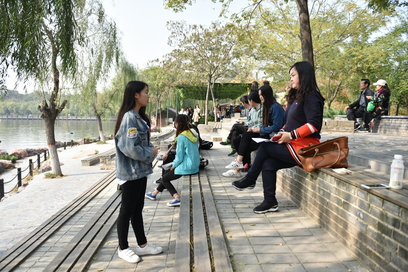 实习指导老师进行现场指导