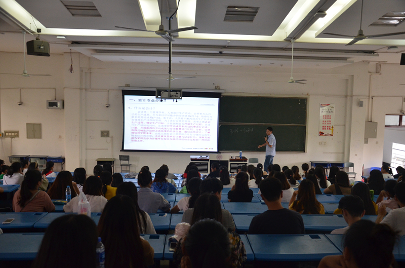 管伟老师做新生入学教育